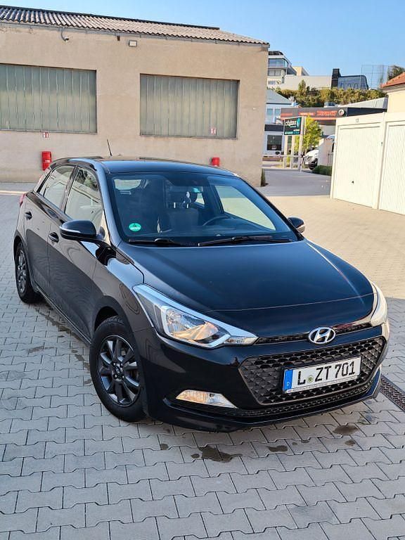 Schwarz Gebraucht 2018 Hyundai i20 Classic Kleinwagen | 8.100 € (Guter Preis) - Bild 1/4