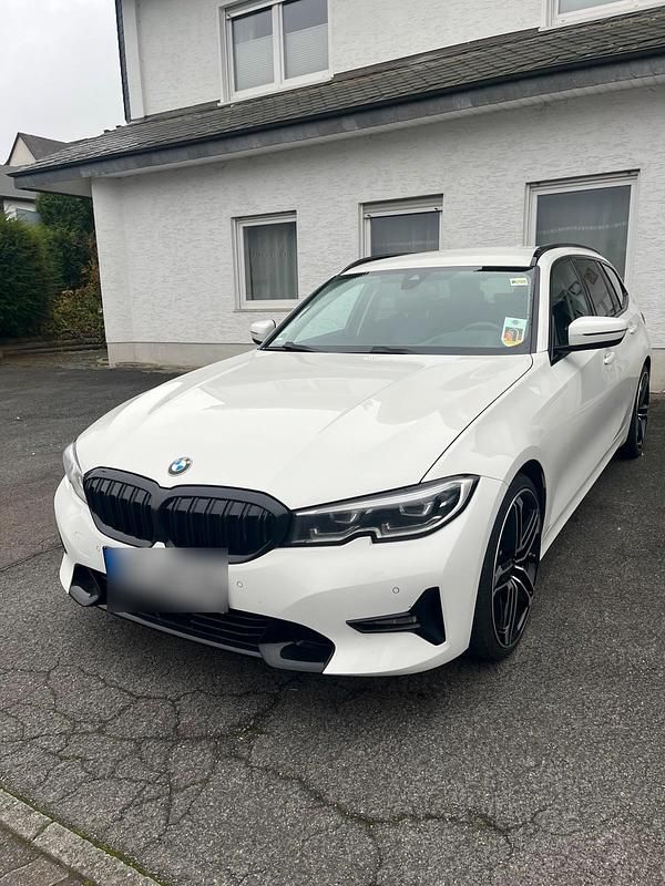 Weiß Gebraucht 2019 BMW 320 Comfort Edition Kombi | 23.890 € - Bild 1/4