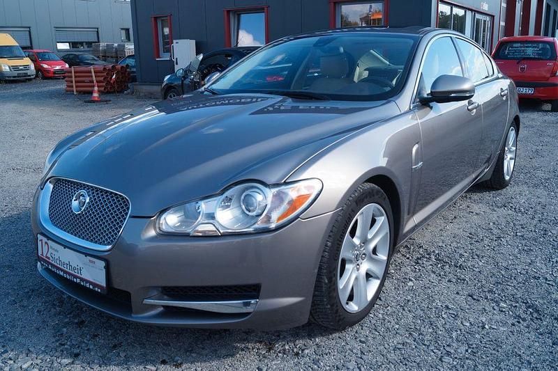 Grau Gebraucht 2010 Jaguar XF Premium Luxury Limousine | 8.990 € (Fairer Preis) - Bild 1/4