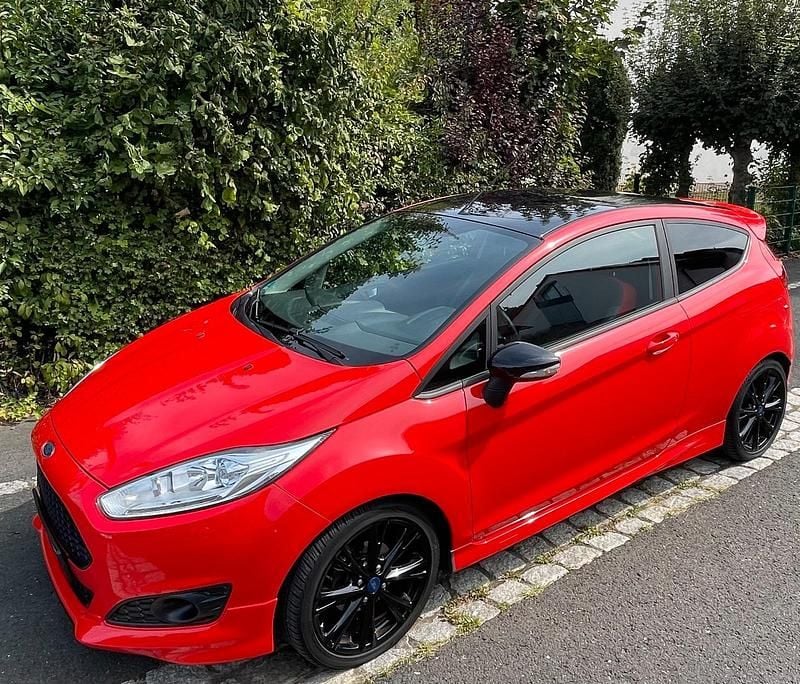 Rot Gebraucht 2015 Ford Fiesta Sport Kleinwagen | 9.990 € (Teuer) - Bild 1/4
