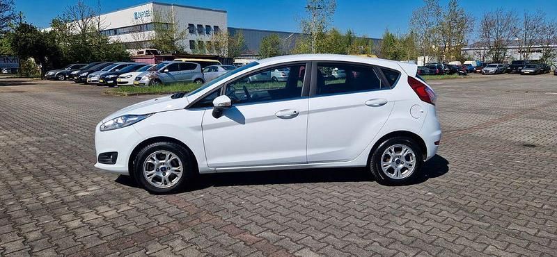 Gebraucht Ford Fiesta 101 PS (74 kW) 2017 Weiß Kleinwagen