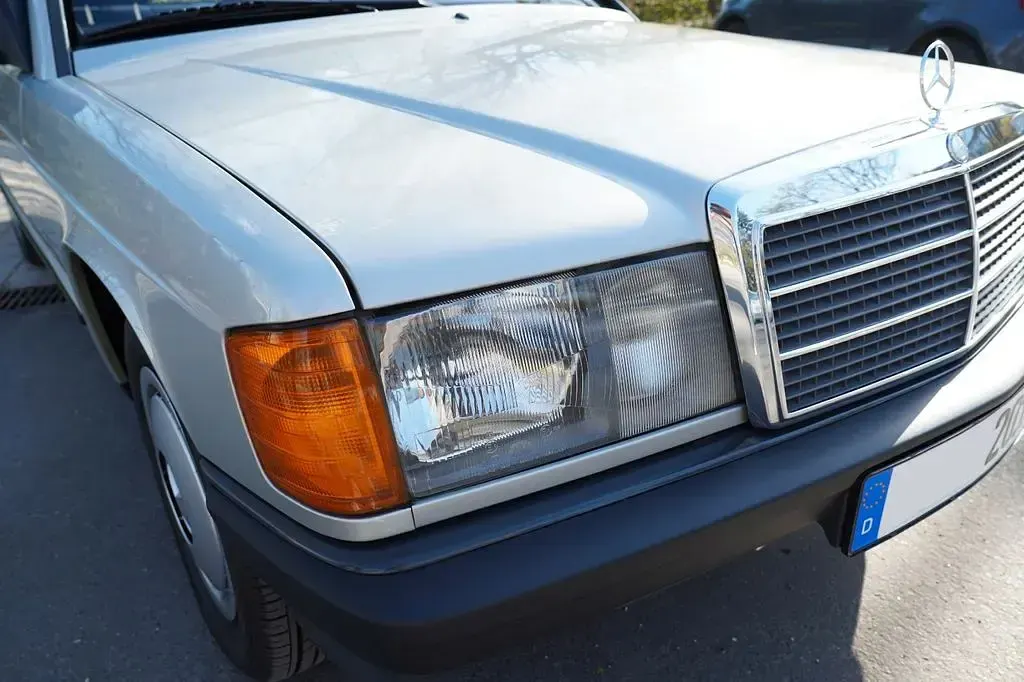 Gebraucht Mercedes 190 122 PS (89 kW) 1984 Silber Limousine
