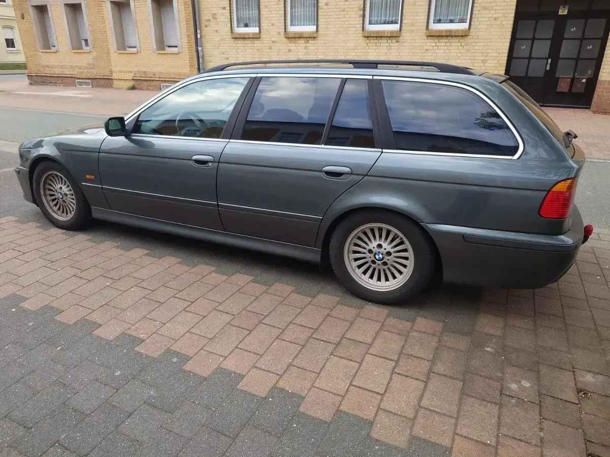 Gebraucht BMW 525 163 PS (119 kW) 2002 Grau Kombi