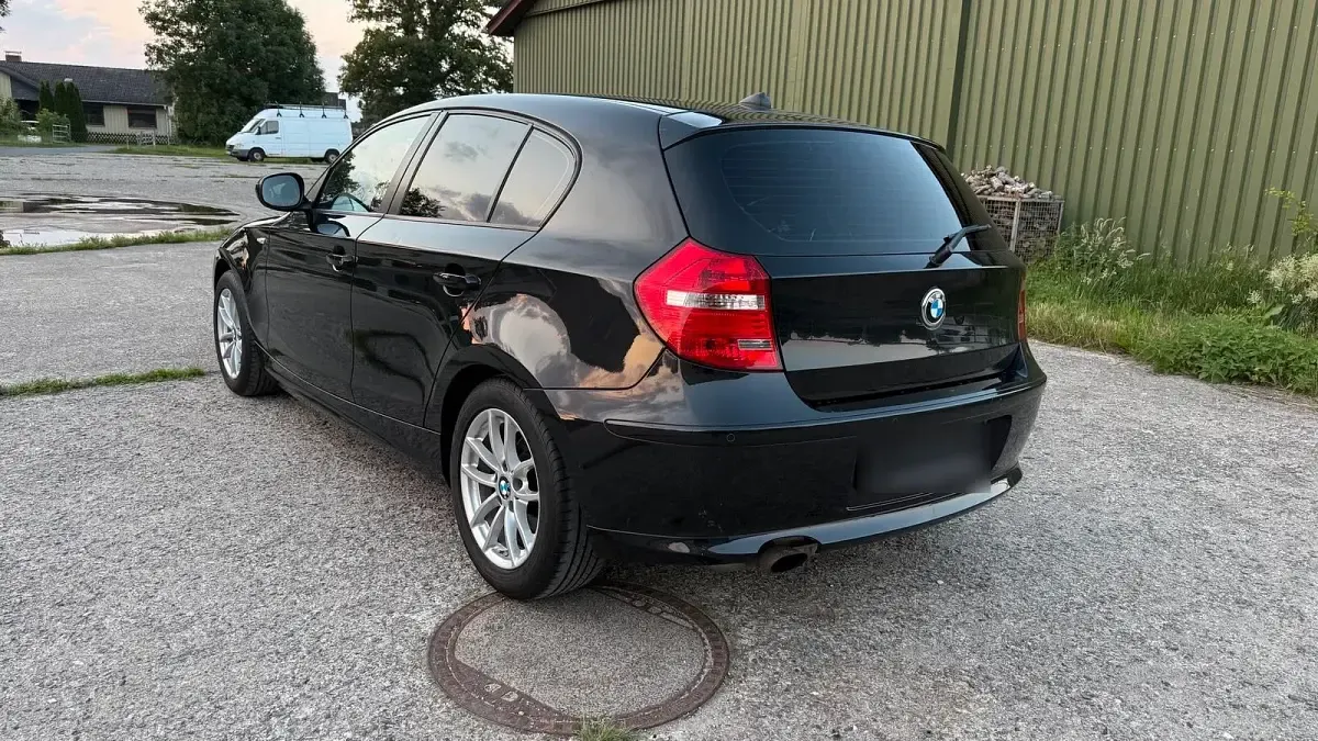 Gebraucht BMW 116 122 PS (89 kW) 2010 Schwarz Kleinwagen