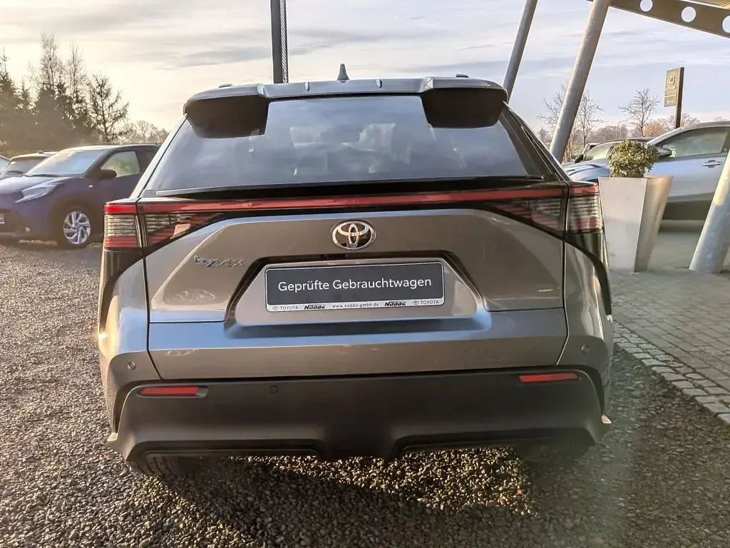 Gebraucht Toyota bZ4X Comfort 150 kW (204 PS) 2023 Palladiumsilber met SUV