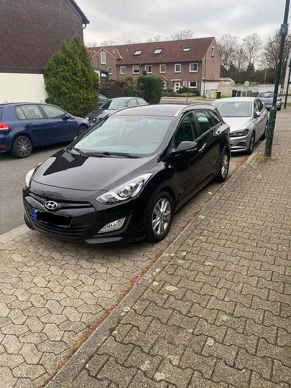 Schwarz Gebraucht 2014 Hyundai i30 Edition Kombi | 6.800 € (Etwas zu teuer) - Bild 1/4