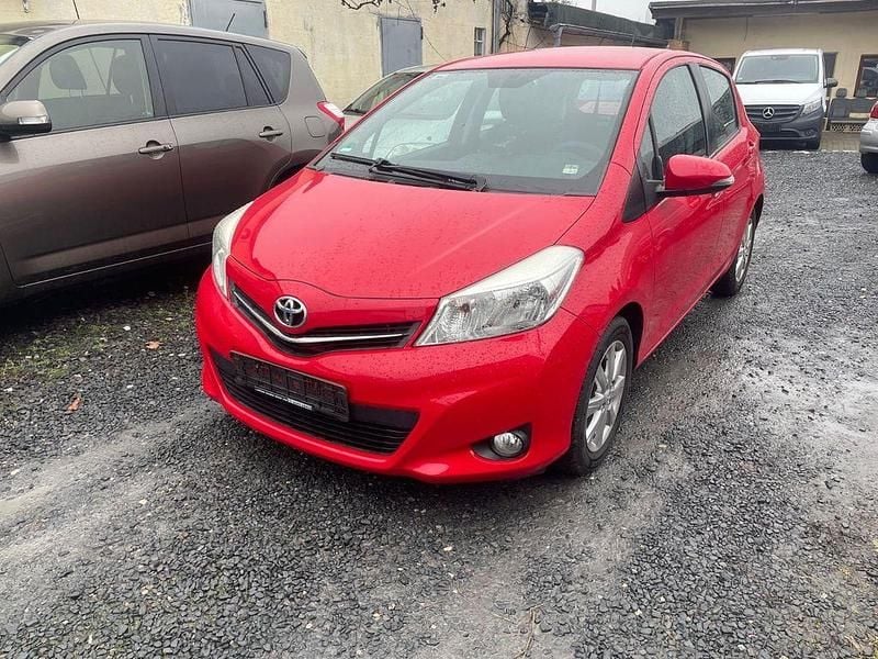 Gebraucht Toyota Yaris Cool 69 PS (50 kW) 2012 Rot Limousine
