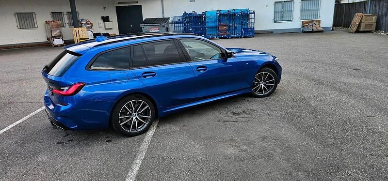 Blau Gebraucht 2020 BMW 330e M Sport Kombi | 28.700 € (Fairer Preis) - Bild 1/4