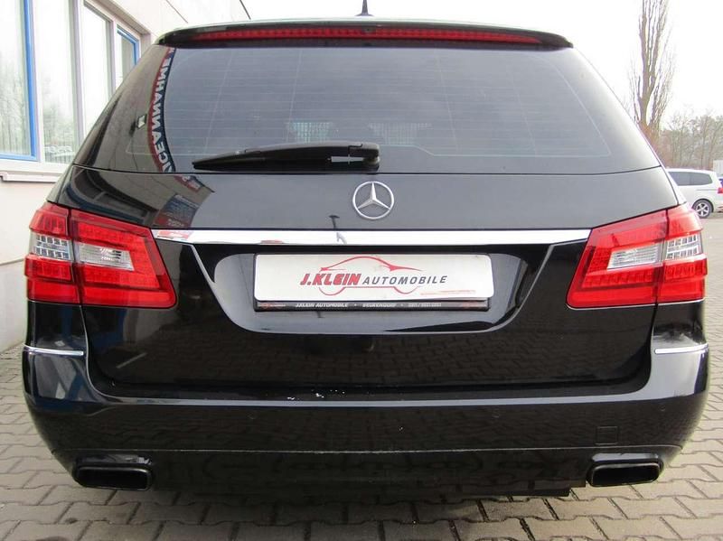 Gebraucht Mercedes E200 136 PS (100 kW) 2011 Obsidianschwarz  metalliclack Kombi
