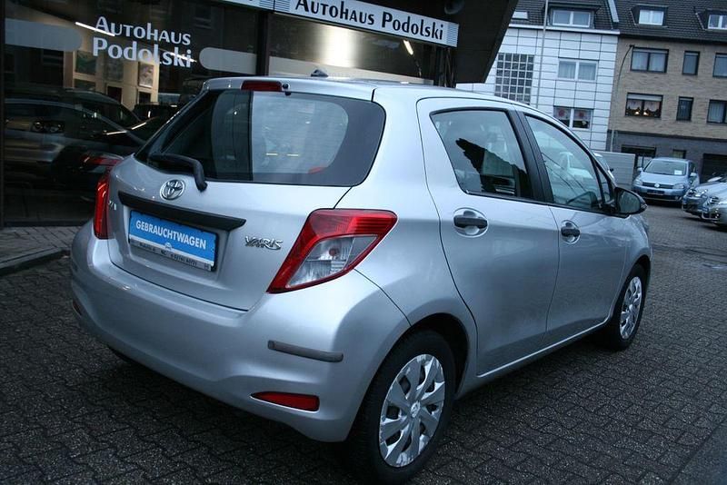 Gebraucht Toyota Yaris Cool 69 PS (50 kW) 2012 Ultra silver Kleinwagen