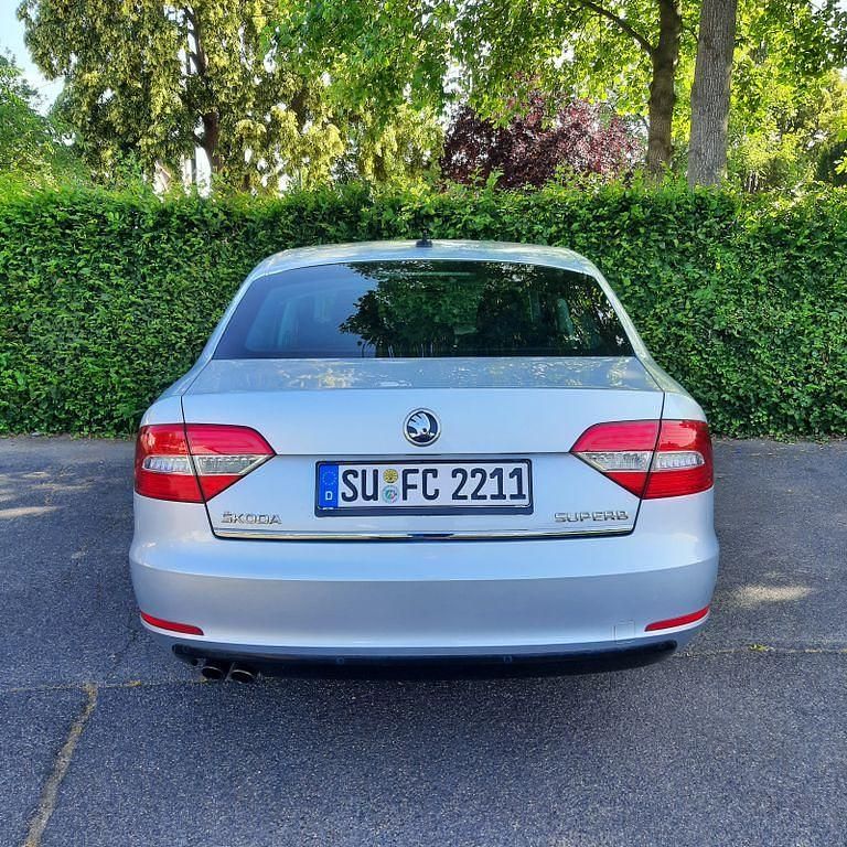 Gebraucht Skoda Superb 140 PS (102 kW) 2015 Silber Limousine