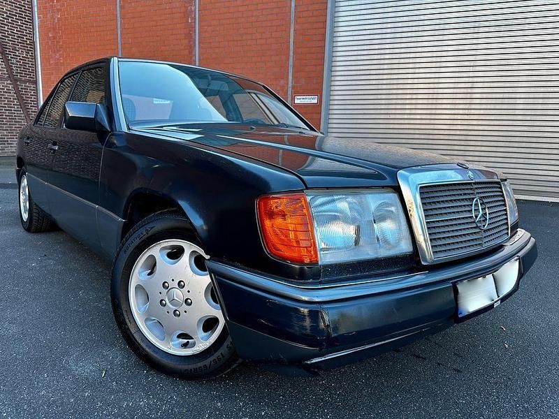 Gebraucht Mercedes E300 179 PS (131 kW) 1992 Schwarz Limousine