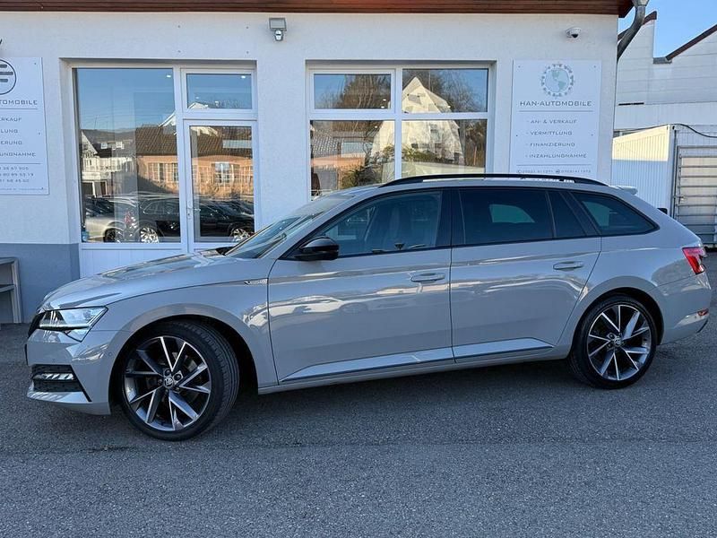 Seda steel/steel grau Gebraucht 2021 Skoda Superb SportLine Kombi | 24.990 € (Fairer Preis) - Bild 1/4