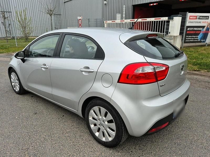 Gebraucht Kia Rio 109 PS (80 kW) 2011 Grau Kleinwagen