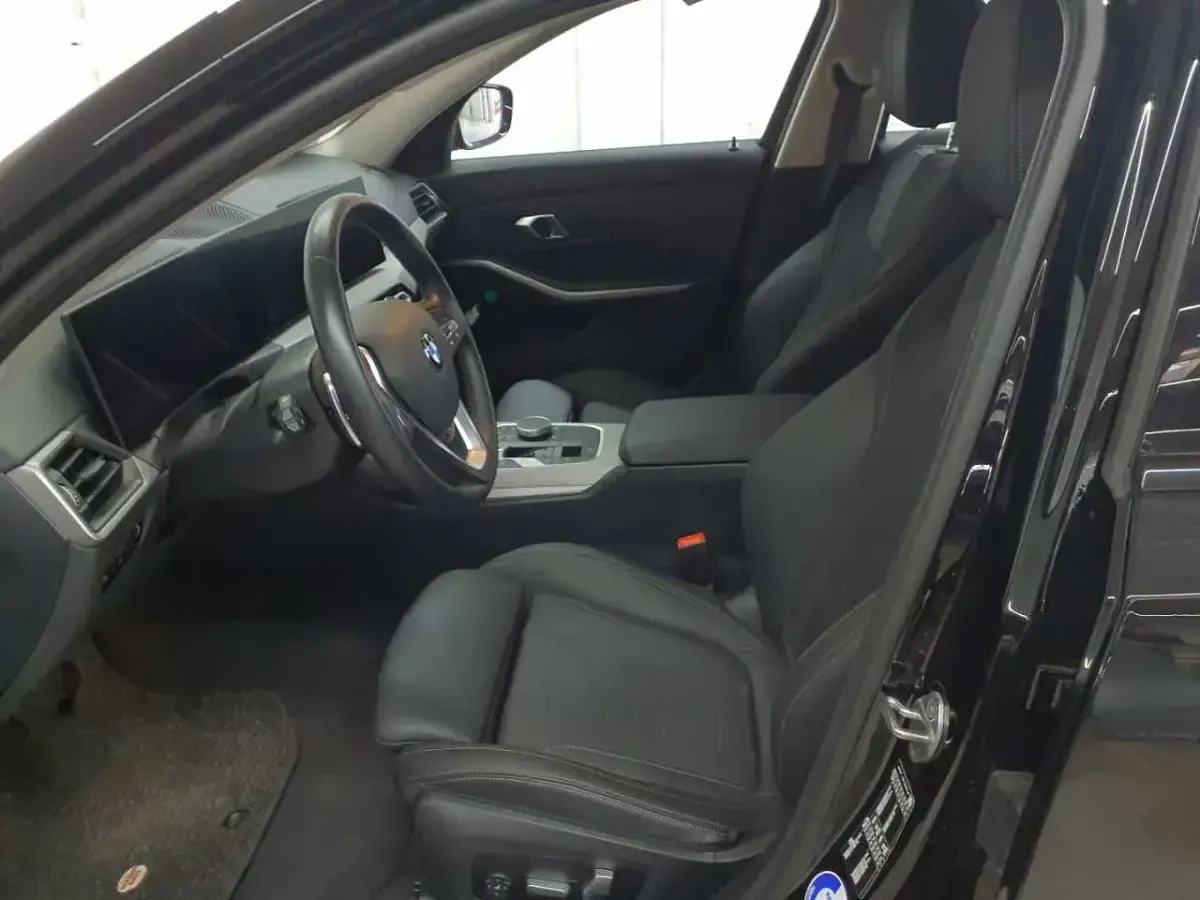 Gebraucht BMW 330 Sport Line 286 PS (210 kW) 2023 Schwarz uni Kombi