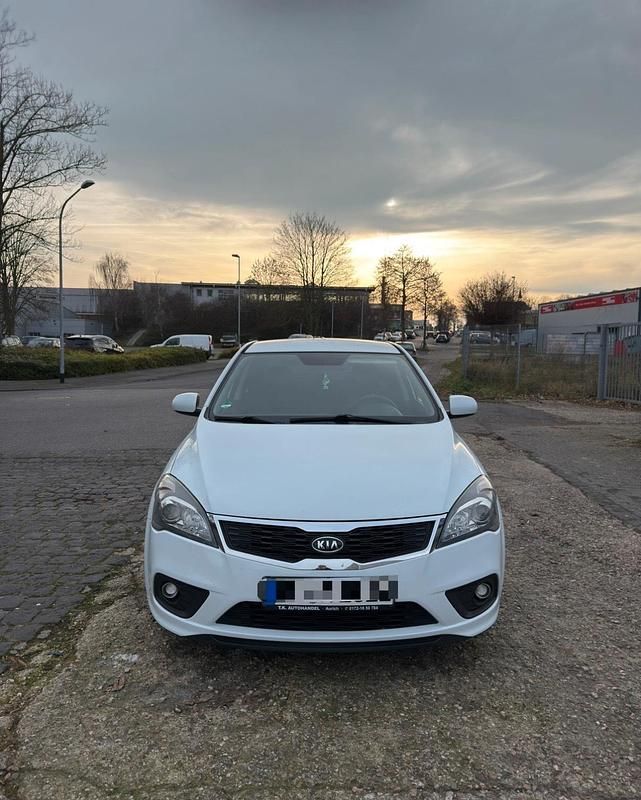 Weiß Gebraucht 2010 Kia Ceed Kleinwagen | 7.500 € - Bild 1/4
