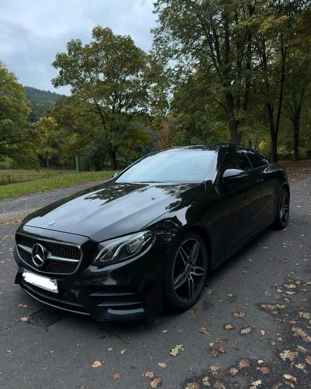 Schwarz Gebraucht 2019 Mercedes E220 AMG line Coupé | 29.900 € - Bild 1/4