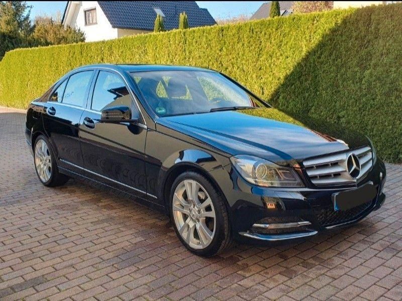 Schwarz Gebraucht 2012 Mercedes C200 Avantgarde Limousine | 17.500 € (Teuer) - Bild 1/4