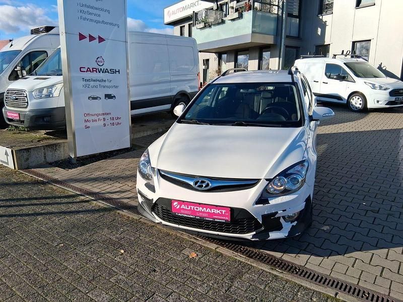 Weiß Gebraucht 2012 Hyundai i30 Classic Kombi | 1.990 € (Fairer Preis) - Bild 1/4