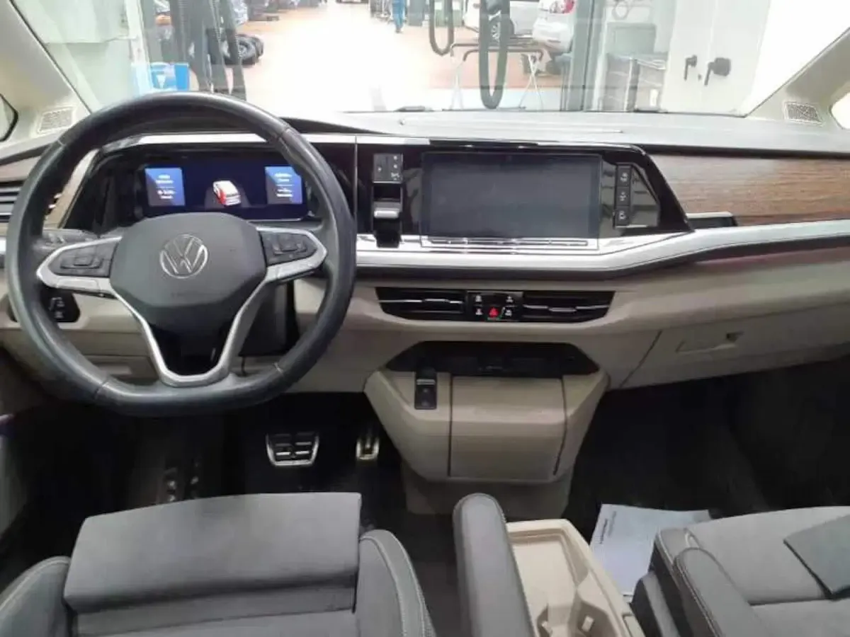 Gebraucht VW Multivan Style 150 PS (110 kW) 2022 Grau Van / Kleinbus