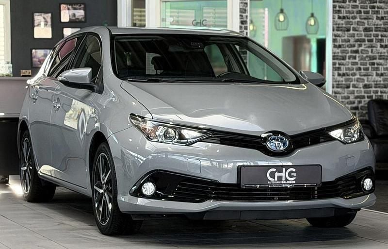 Grau Gebraucht 2018 Toyota Auris Hybrid Team Limousine | 14.990 € (Fairer Preis) - Bild 1/4