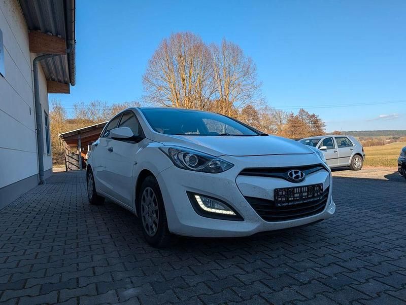Gebraucht Hyundai i30 Classic 99 PS (72 kW) 2013 Weiß Limousine