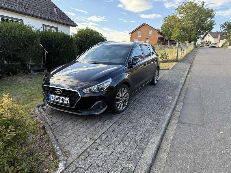 Schwarz Gebraucht 2018 Hyundai i30 Trend Kombi | 13.300 € (Guter Preis) - Bild 1/4