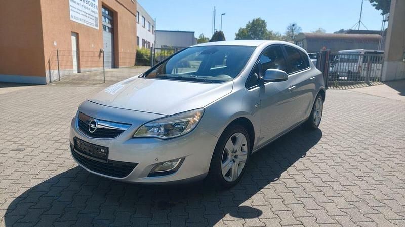 Gebraucht Opel Astra Design Edition 140 PS (102 kW) 2011 Silber Limousine