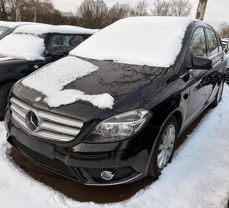 Schwarz Gebraucht 2014 Mercedes 180 Limousine | 8.991 € (Guter Preis) - Bild 1/4