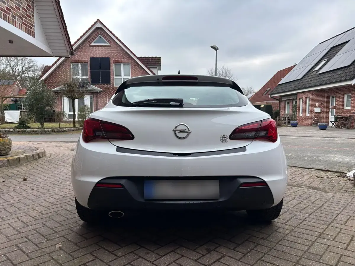 Gebraucht Opel Astra GTC 165 PS (121 kW) 2014 Weiß Limousine
