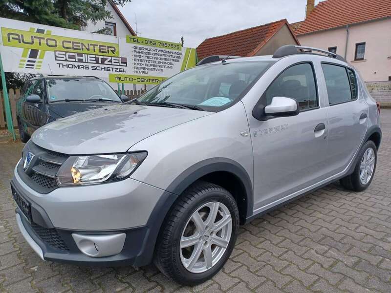 Platingrau Gebraucht 2014 Dacia Sandero Prestige Kleinwagen | 7.990 € (Fairer Preis) - Bild 1/4