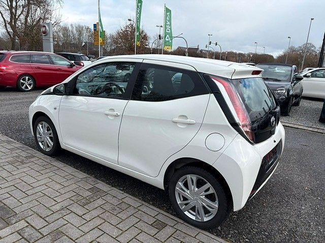 Gebraucht Toyota Aygo X-play 69 PS (50 kW) 2016 Weiß Kleinwagen