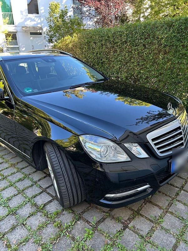 Schwarz Gebraucht 2012 Mercedes E220 Avantgarde Kombi | 10.500 € (Guter Preis) - Bild 1/4