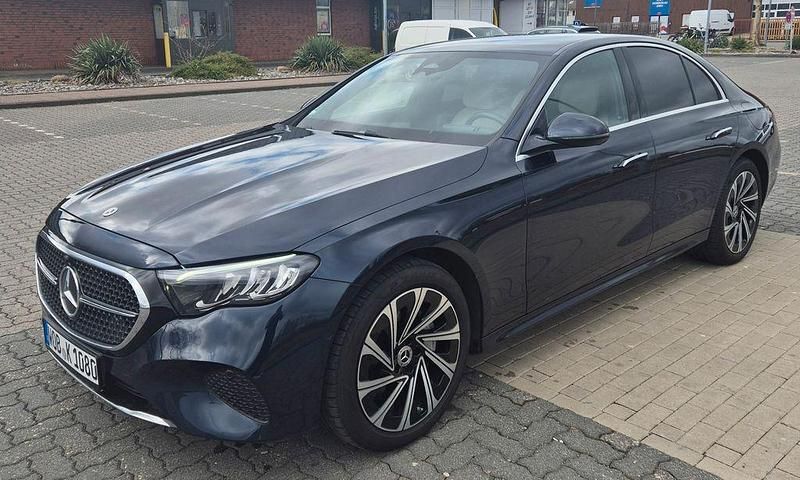 Gebraucht Mercedes E300 313 PS (230 kW) 2024 Blau Limousine