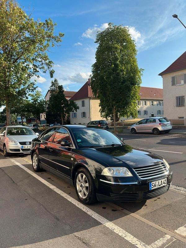 Schwarz Gebraucht 2001 VW Passat Limousine | 2.700 € (Etwas zu teuer) - Bild 1/4