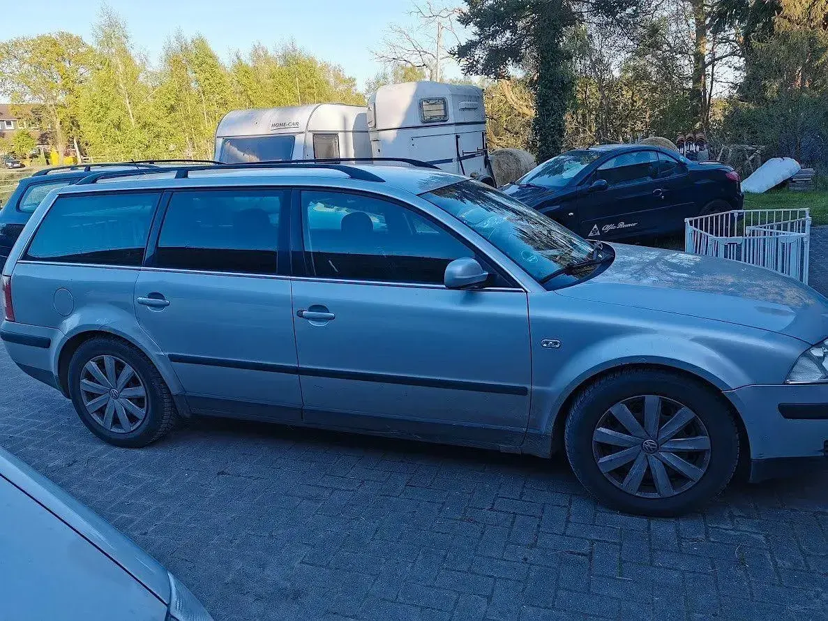 Second-hand VW Passat Comfortline 131 CP (96 kW) 2002 Argintiu Break