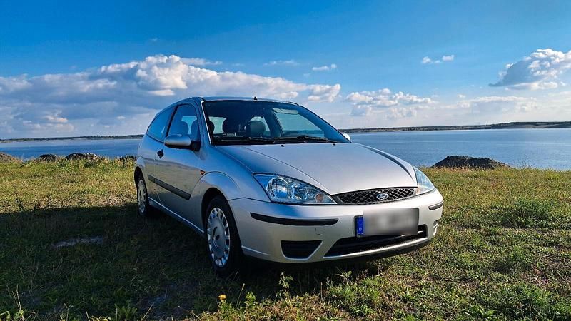 Silber Gebraucht 2004 Ford Focus Limousine | 2.450 € (Teuer) - Bild 1/4