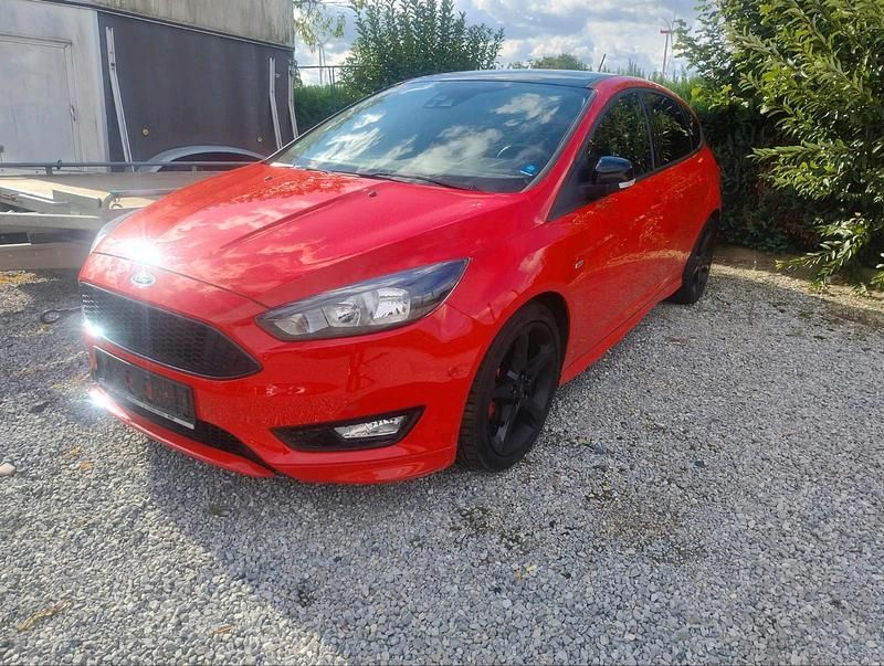 Rot Gebraucht 2017 Ford Focus ST-Line Limousine | 6.950 € (Superpreis) - Bild 1/4