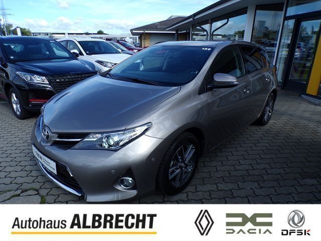 Grün Gebraucht 2015 Toyota Auris Edition Limousine | 14.690 € (Teuer) - Bild 1/4