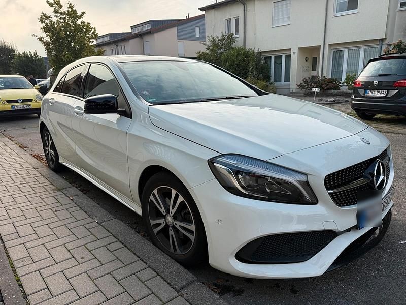 Weiß Gebraucht 2016 Mercedes A200 AMG line Kleinwagen | 18.990 € (Teuer) - Bild 1/4