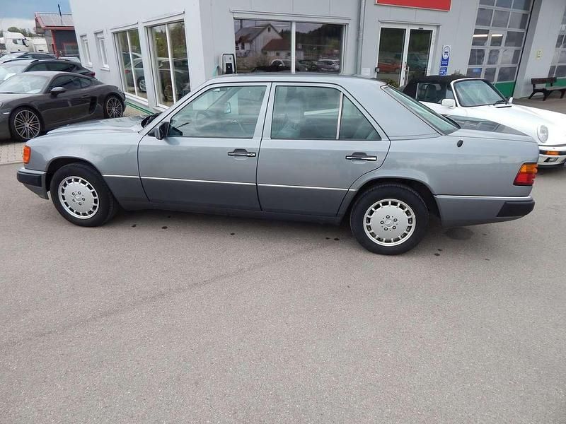 Grau Gebraucht 1991 Mercedes E230 Limousine | 5.990 € - Bild 1/4