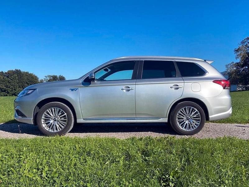 Silber Gebraucht 2020 Mitsubishi Outlander Basis SUV | 21.900 € (Fairer Preis) - Bild 1/4