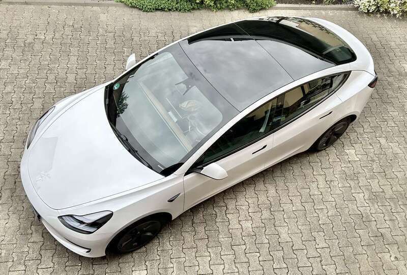 Weiß Gebraucht 2022 Tesla Model 3 Standard Range Plus Limousine | 28.500 € (Fairer Preis) - Bild 1/4