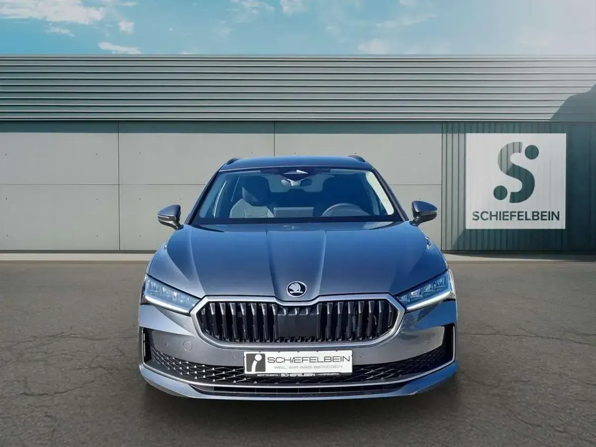 Neu Skoda Superb Selection 150 PS (110 kW) 2025 Graphitegrau metallic Kombi