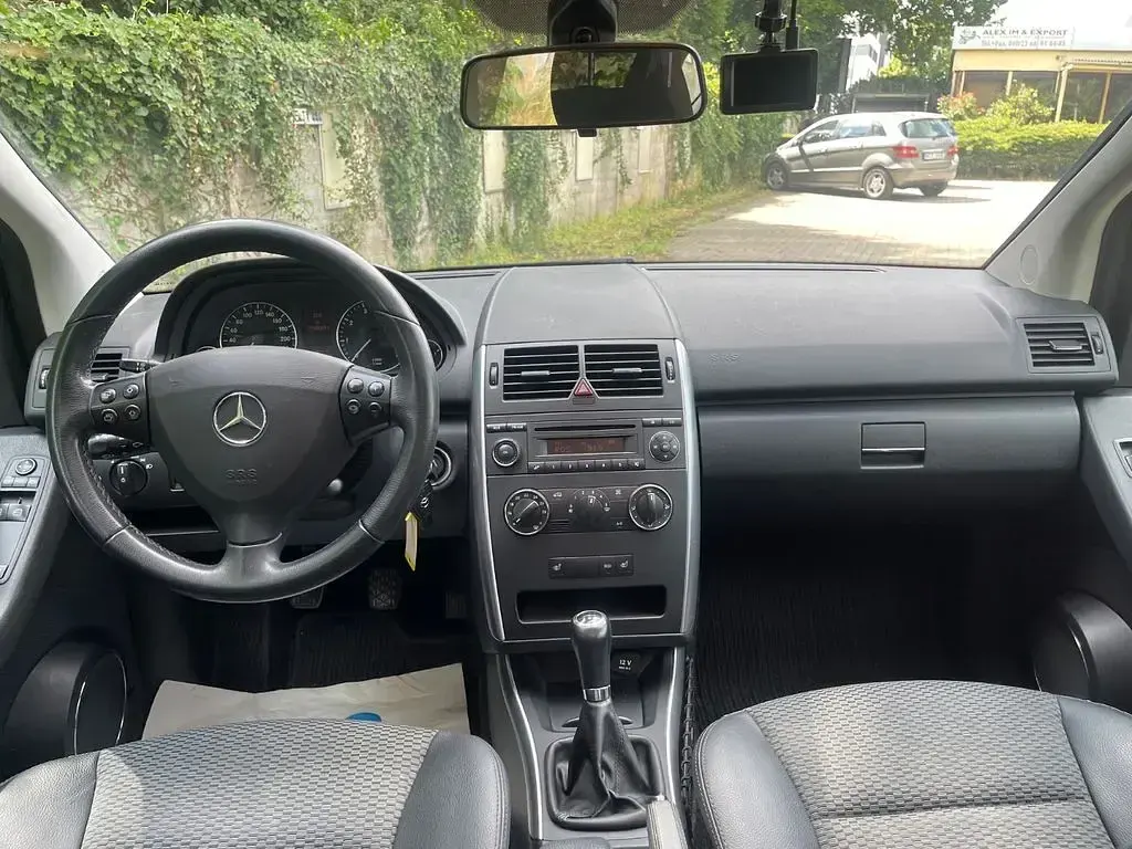 Gebraucht Mercedes A160 Avantgarde 95 PS (69 kW) 2011 Rot Kleinwagen