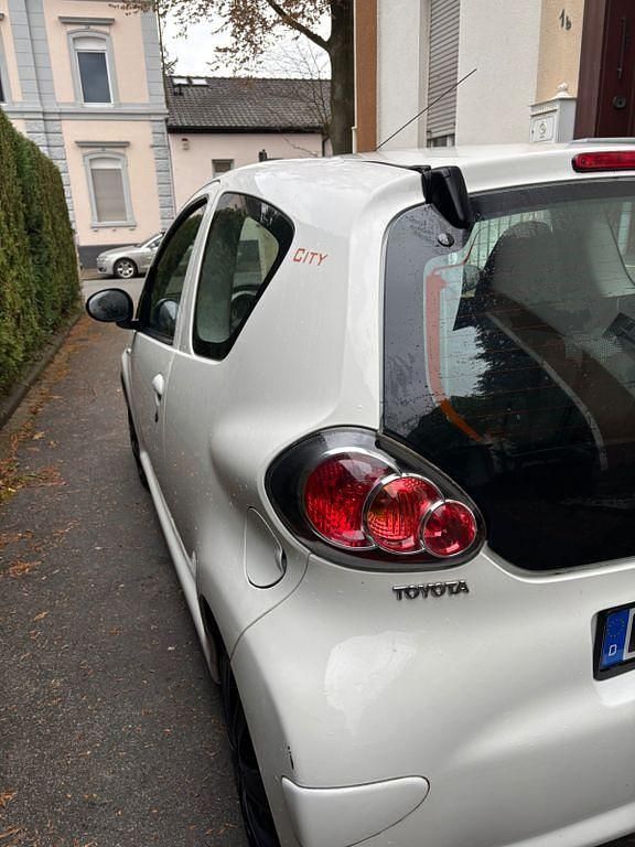 Gebraucht Toyota Aygo Cool 68 PS (50 kW) 2013 Weiß Kleinwagen