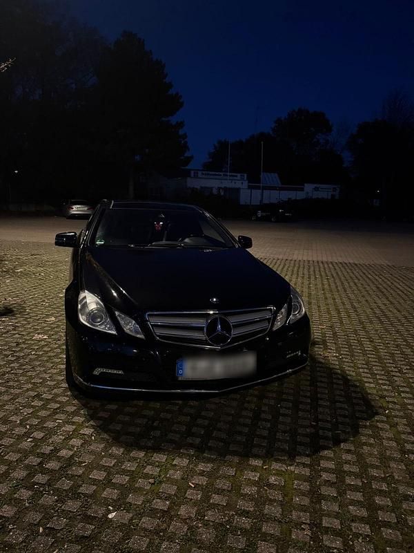 Schwarz Gebraucht 2010 Mercedes E250 Coupé | 10.500 € (Teuer) - Bild 1/4