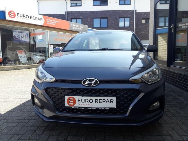 Grau Gebraucht 2019 Hyundai i20 Pure Limousine | 10.950 € (Fairer Preis) - Bild 1/4