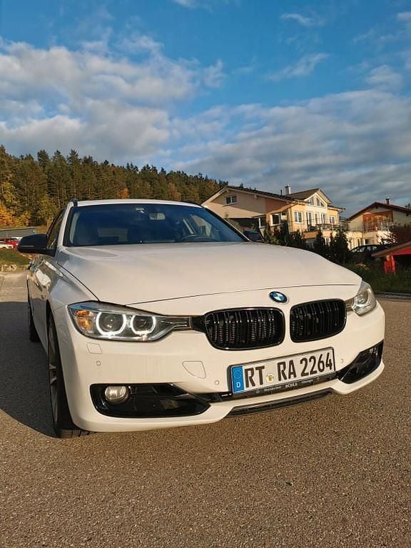 Weiß Gebraucht 2012 BMW 330 Sport Line Kombi | 12.599 € (Fairer Preis) - Bild 1/4