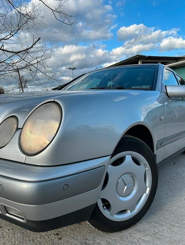 Gebraucht Mercedes E230 150 PS (110 kW) 1996 Grau Limousine